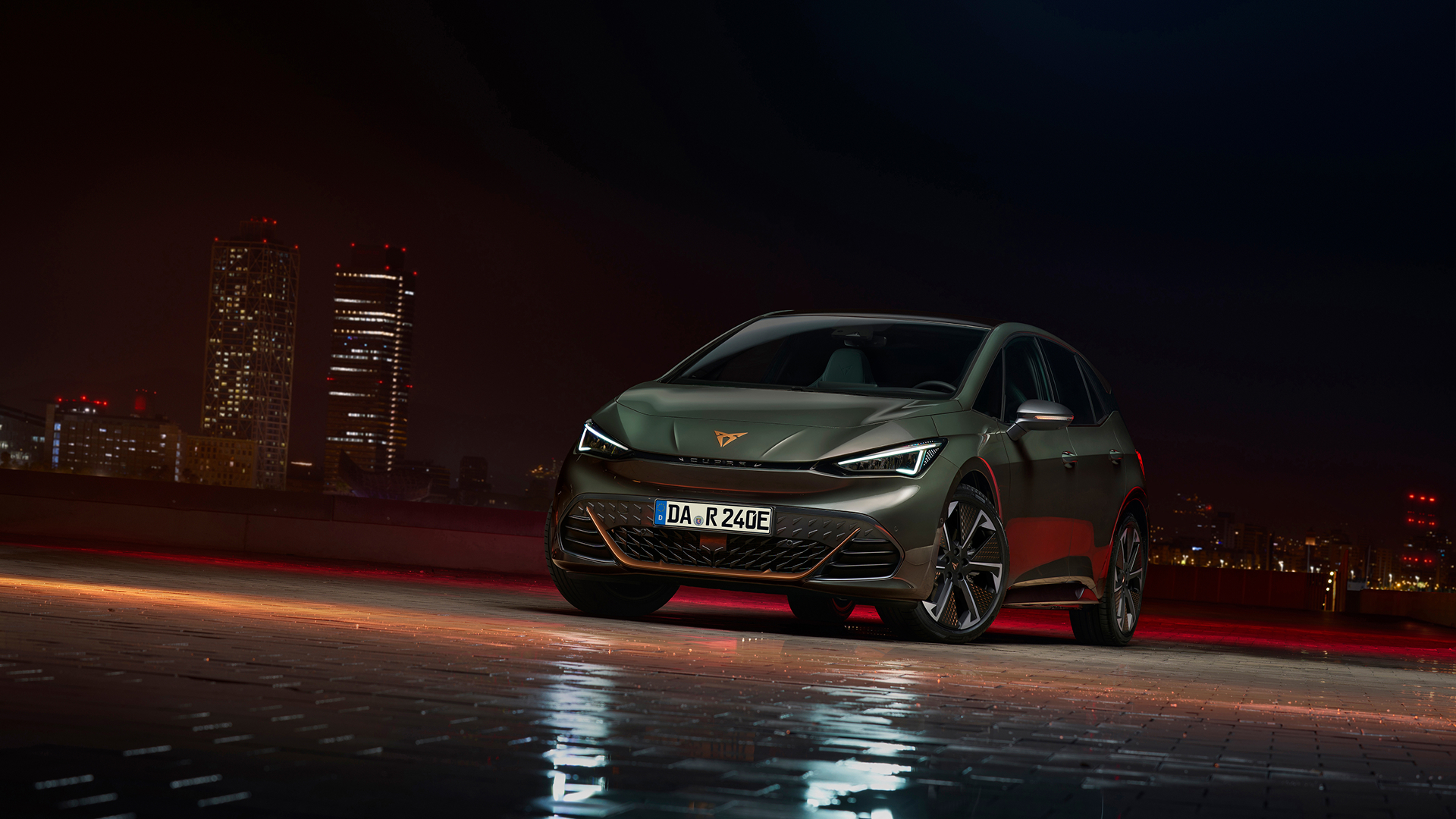 CUPRA Born VZ in Frontansicht auf nasser Fahrbahn bei Nachtstimmung